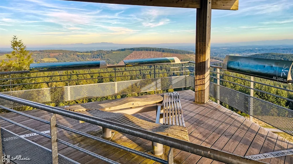 Tour panoramique du Mont-Bessou