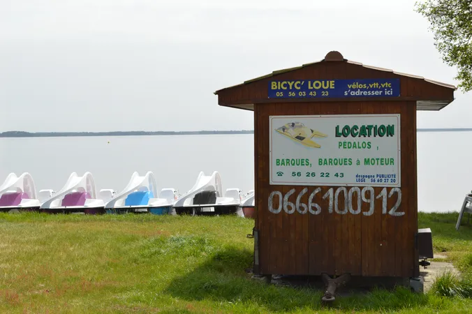 Moutchic Loisirs - Location de pédalos - Plage du Moutchic lac de Lacanau