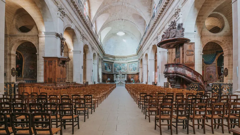 Eglise Notre Dame et Cour Mably