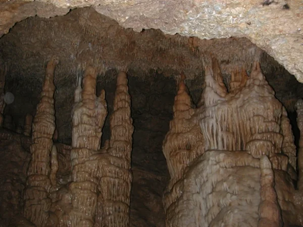 Sainte-Colombe-de-Villeneuve, les grottes de Lastournelles
