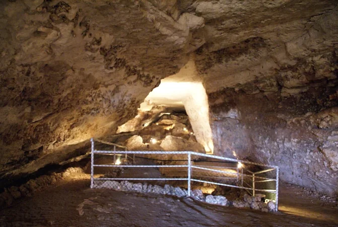 Grotte de Bara Bahau - Le Sanctuaire de l'Ours
