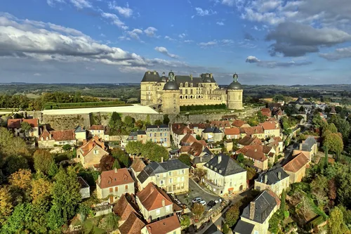 Hautefort — vue représentative (Wikimedia Commons)