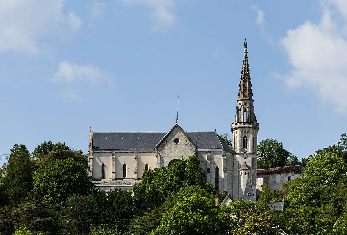 Site de l'Ermitage : grottes, église et clocher